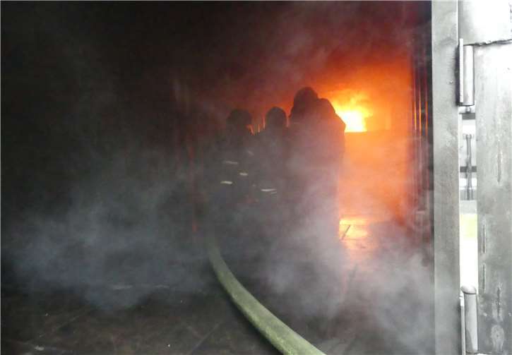 Das Lehrzentrum in Miehlen arbeitet mit echtem Feuer und Rauch.