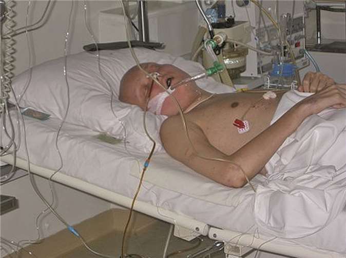 Das Leid dieser Kinder zu lindern gilt die Hilfe mit Medikamenten. Verzweifelt fragen sich immer wieder die Eltern: „Warum, warum? Was haben wir getan, dass wir und unsere Kinder dieses Schicksal erleiden müssen?”