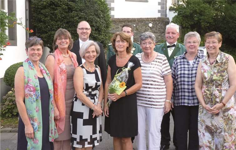 Das Leistungsteam mit Pfarrer Zeyen und den Abgeordneten der Villiper Schützen.BV