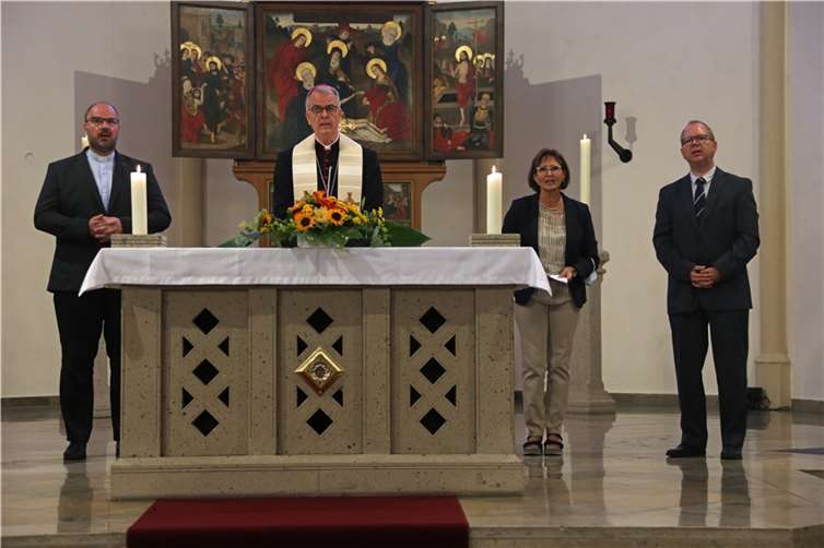 Das Leitungsteam bestehend aus Pastor Jörg Schuh (links), Margit Ebbecke und Marek Jost (rechts) stellt sich und seine Vision vor (v. links). Das Morgenlob feiert Weihbischof Jörg Michael Peters (Zweiter v. links) gemeinsam mit ihnen und der Gemeinde.  Foto: Bistum Trier/Elvira Bell