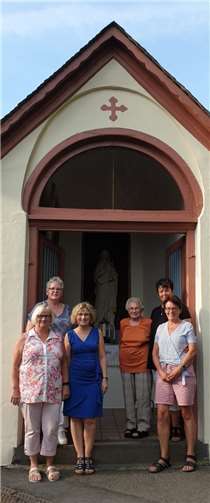 Das Leitungsteam der kfd-Niederberg freut sich zusammen mit Hildegard Kolb (3.v.re.) über den erfolgten Innenanstrich. Foto: privat