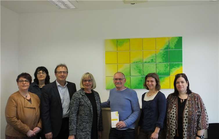 Das Leitungsteam des Caritas Zentrums mit Joachim Plitzko (3.v.l.) und Ernst Einig (3.v.r.). Foto: Caritas Zentrum, Mendig