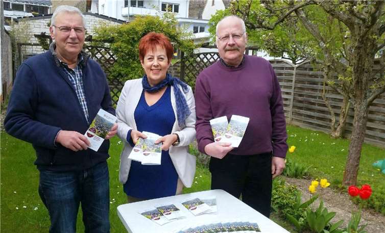 Das Leitungsteam des Verkehrsvereins Manfred Wolff, Ingrid Näkel-Surges und Dieter Mombauer präsentiert das neue Gastgeberverzeichnis. privat