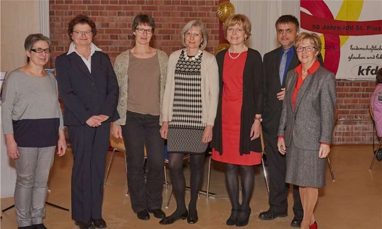 Das Leitungsteam und Präses Pastor Peter Dörrenbächer sind stolz auf 50 Jahre kfd. Von links: Birgit Meyer–Hillboll, Renate Dünker, Martina Schönewald, Eva Pfanner, Claudia Pinger, Pastor Peter Dörrenbächer und Karin Beissel.privat