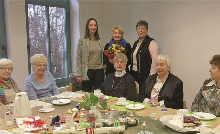 Das Leitungsteam verabschiedete beim ersten Treffen Edith Klein mit einem Blumenstraus, die (hinten stehend) von Monika Becker-Kreuzheck und Sefi Hener gerahmt wird. privat