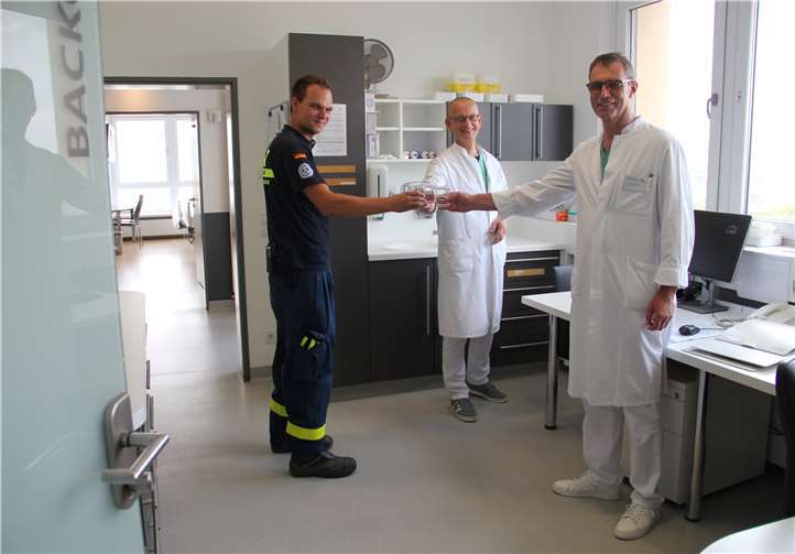 Das Leitungswasser ist zum Trinken von den Behörden freigeben: Der Ärztliche Direktor Dr. Josef Spanier, Klinik-Hygieniker Georg Henk und Johannes Schroth vom THW (von rechts) machen den Geschmackstest. Foto: Cornelia Bachem