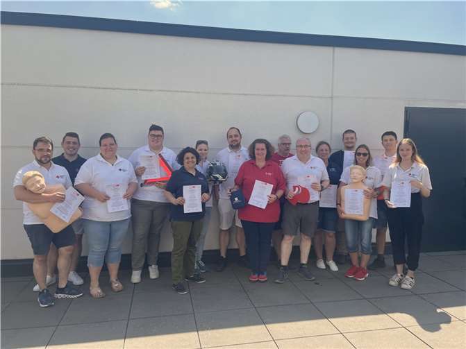 Das Lernen hat sich für die 14- ehren- und hauptamtlichen DRKler gelohnt: sie sind haben die Prüfung zum Ausbilder bzw. zur Ausbilderin Erste Hilfe bestanden und dürfen nach der Praxisphase eigenständig Erste-Hilfe-Kurse sowie Aus- und Fortbildungen für Betriebshelfer geben  Foto: Michael Alberti