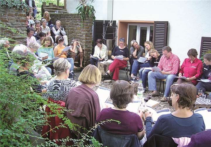 Das Lesetheater kam auch schon unter freiem Himmel zustande. privat