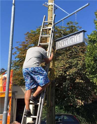 Das Leuchtschild für Rudolf Moskob wurde am Kirmesbaum aufgehangen.privat