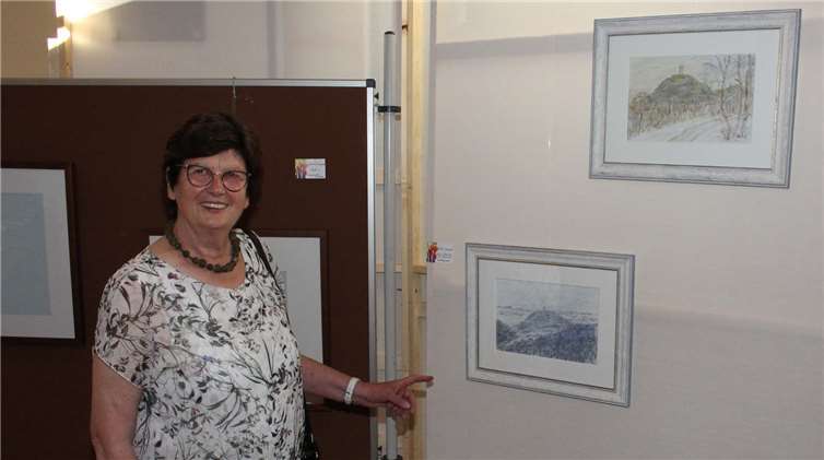 Das Lieblingsobjekt von Irmgard Dahm ist die Burg Olbrück bei ihren Malereien.