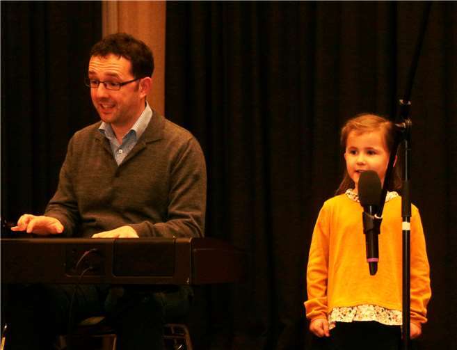 Das Lied von der Weihnachtsbäckereitrug die kleine Anuschka vor, begleitet von ihrem Onkel Martin Korden.