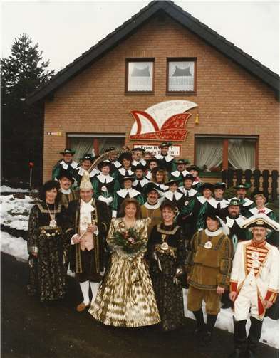 Das Linder Prinzenpaar aus Plittersdorf mit dem Hofstaat und dahinter die gesamt...