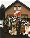 Das Linder Prinzenpaar aus Plittersdorf mit dem Hofstaat und dahinter die gesamt...