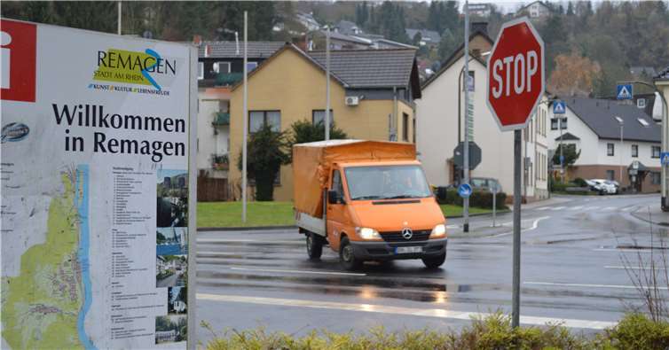 Das Linksabbiegen von der Bergstraße auf die B9 erfordert Nerven und birgt Gefahren in sich.  privat