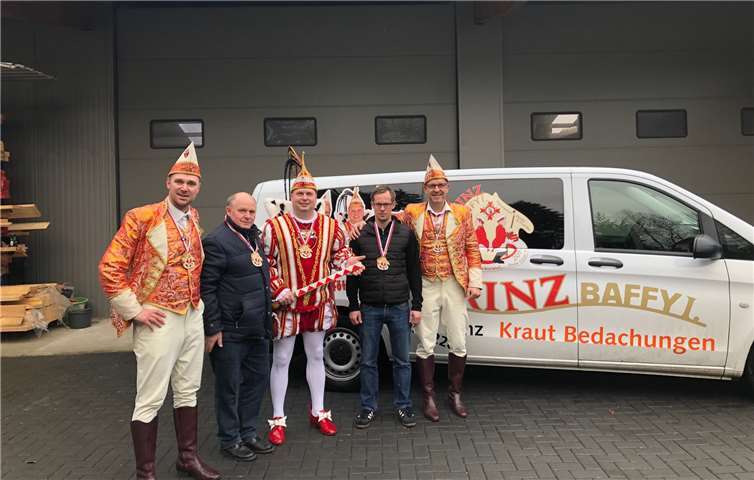 Das Linzer Dreigestirn bedankt sich bei Stefan Kraut von Kraut Bedachungen. V.l.n.r.: Frank Keller, Michael Kraut, Prinz Baffy I., Stefan Kraut, Ralf Scheidt. Foto: privat