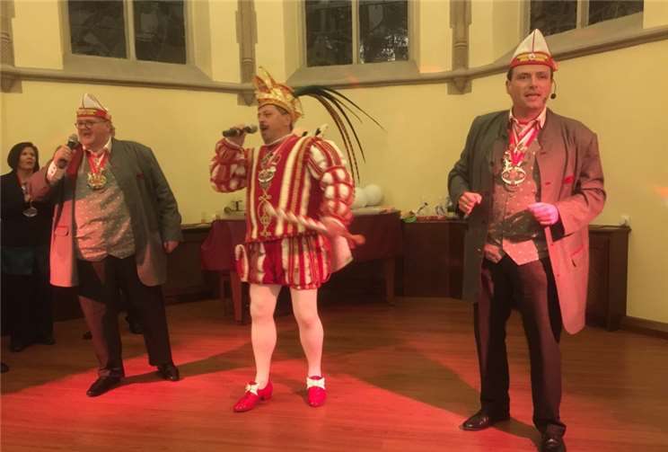 Das Linzer Dreigestirn sorgte mit seinem launigen Vortrag des Prinzenlieds für Stimmung im Saal.