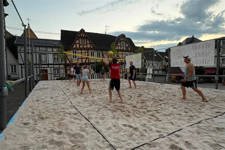 Das Linzer Husarencorps Grün-Weiß hat sein Training auf den Beachvolleyballplatz verlegt