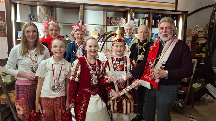 Das Linzer Kinderprinzenpaar Luca I. und Mathilda I. stattete dem Weltladen einen Besuch ab und wurde mit „Faire Kamelle“ reich beschenkt. Von links: Vera Burkard, Rosalie Burkhard, Britta Tokarz, Jutta Demuth, Mathilda I., Luca I., Jutta Rudas, Karl Hermann Amthauer, A.-Peter Gillrath