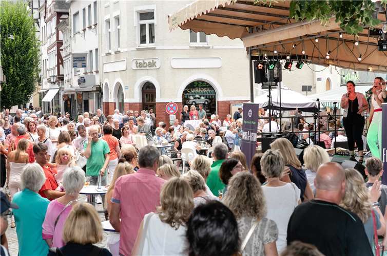 Das Linzer Sommerfestival am Buttermarkt konnte nach den ersten zwei erfolgreichen Konzertabenden im Juni und Juli mit bester Stimmung und erfreulichen Besucherzahlen eine sehr positive Bilanz ziehen. Den krönenden Abschluss für diese Saison wird es nun am 24. August geben. Creativ Picture, Heinz-Werner Lamberz