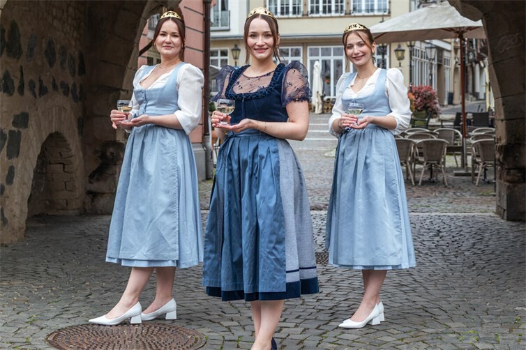 Das Linzer Weintrio 2026: Weinkönigin Celina Klein wird von ihren Schwestern, den Weinprinzessinnen Gina Klein und Jolina Klein, begleitet. 