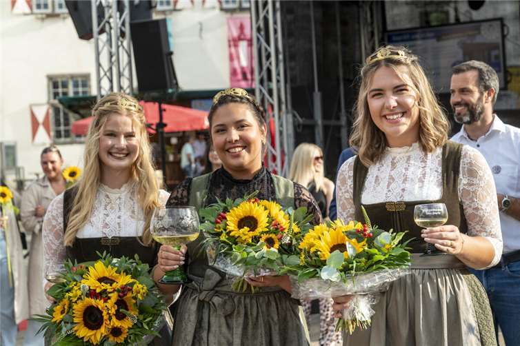 Das Linzer Weintrio mit Weinkönigin Antonia und den Weinprinzessinnen Sophie und Nina lädt herzlich zum diesjährigen Linzer Winzerfest in die „Bunte Stadt am Rhein“ ein. Fotos: Heinz-Werner Lamberz