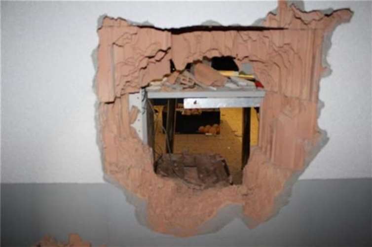 Das Loch in der Wand des Lidl-Marktes in Polch. Foto: Kriminalinspektion Mayen