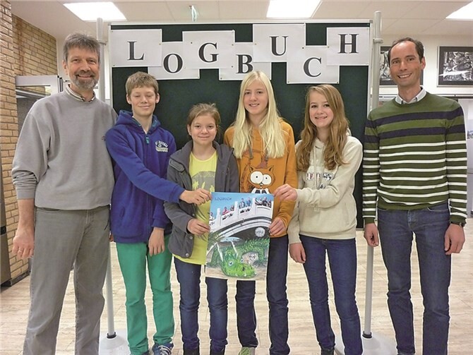 Das Logbuch 2013 ist da! Darüber freuen sich viele - auch Schulleiter Stefan Schwarzer, das Verkaufsteam Kira, Caroline, Sarah, Ole und nicht zuletzt Redakteur Günter Detro. privat