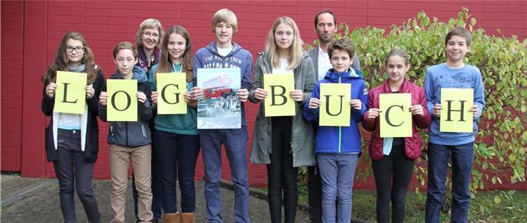 Das Logbuch-Verkaufsteam 2015 Claudia Spittel, Stefan Schwarzer (h.v.l.) und Anna-Lena, Lasse, Lara, Bastian, Franziska, Finn, Kathy und Leon (v.v.l.).privat