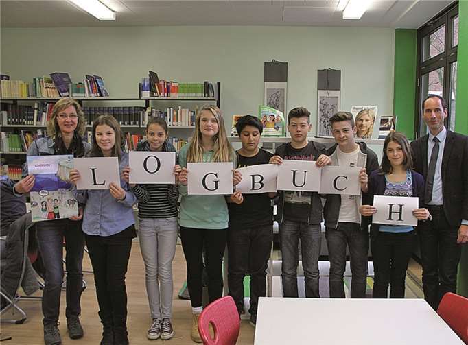 Das Logbuch-Verkaufsteam, (v.l.) Claudia Spittel, Lena, Nadja, Jana, Borna, Tom, Max, Annika, Schulleiter Stefan Schwarzer. Privat