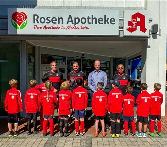 Das Logo der Rosen-Apotheke ziert ab sofort die Trainingsjacken der F2 Mannschaft des VfL Meckenheim. Foto: privat