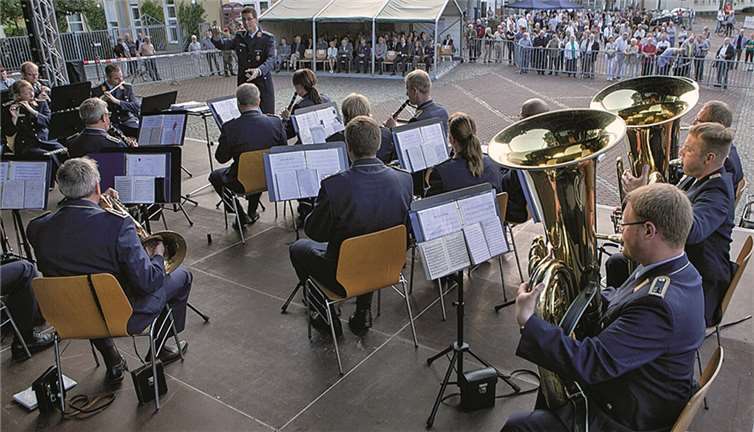 Das Luftwaffenmusikcorps „Münster“ unter der Leitung von Hauptmann Tobias Terhardt umrahmt die Patenschaftsvereinbarung musikalisch. JOST