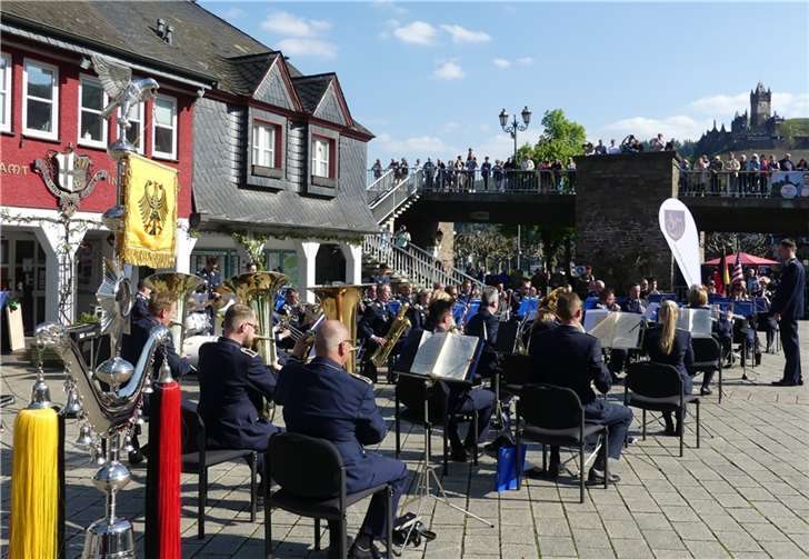 Das Luftwaffenmusikkorps aus Münster erfreute in Cochem mit einem Open-Air-Konzert auf dem Endertplatz.