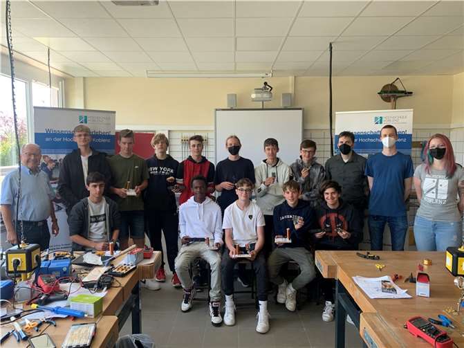 Das MINT-Mobil zu Gast an der Kurfürst-Balduin-Realschule plus und Fachoberschule in Kaisersesch. Foto: RS+/FOS Kaisersesch/Schmitz