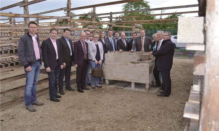 Das MYK-Team der CDU zu Besuch in Kaltenengers (v.li.): Jürgen Karbach, Horst Hohn, Schomisch, Georg Hollmann, Gino Gilles, Natalja Koek, Selina Reim, Thomas Przybylla, Lars Hansen, Dr. Adolf Weiland, Walter Schäfer, Georg Moesta, Edith Ihrlich, Josef Dötsch und Dr. Alexander Saftig. privat