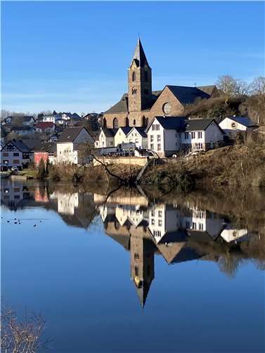 Das Maar mit der Ulmener Kirche.