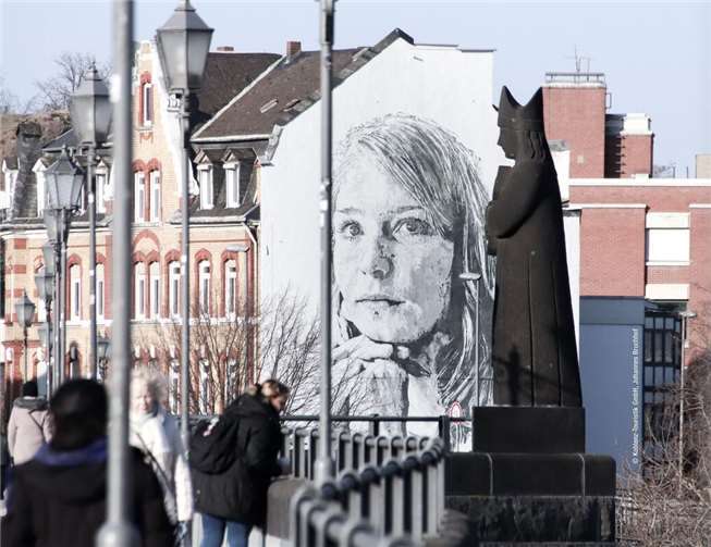 Street-Art-Projekt bringt neue Farbe an Koblenzer Brücke Das Mädchen-Porträt von Hendrik Beikirch in Koblenz-Lützel. Foto:Koblenz-Touristik Johannes Bruchhof