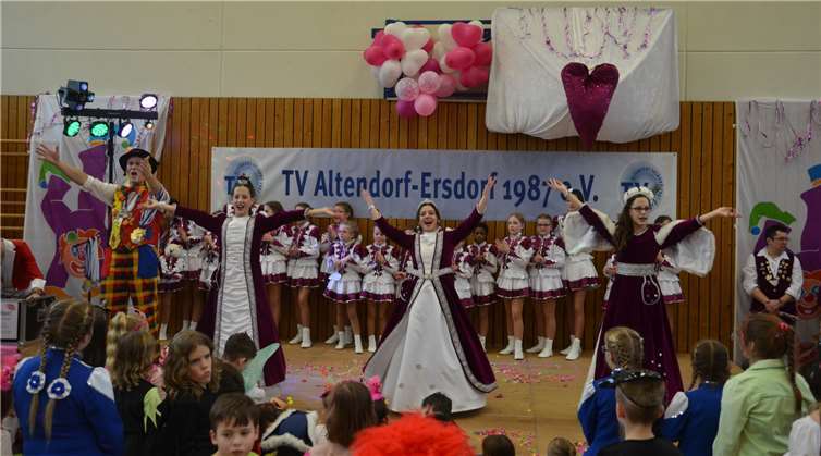 Das Mädchendreigestirn kamen als Überraschung zum Kinderkostümfest.