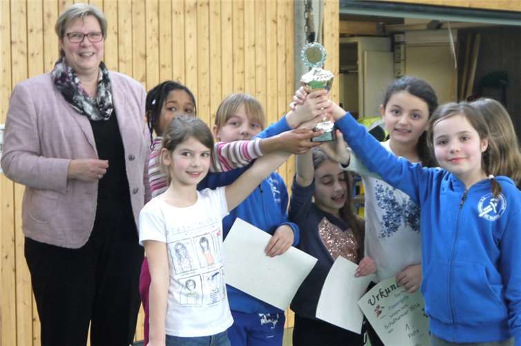 Das Mädchenteam „Power Girls“ freute sich über den ersten Platz.privat