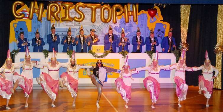 Wölfe stürmten auf die Bühne der Kappensitzung von Blau-Gold Das Männer-Ballett bewies Anmut und Grazie als Burgfräuleins mit einem anmutigen Prinzen in ihrer Mitte. Fotos: KER