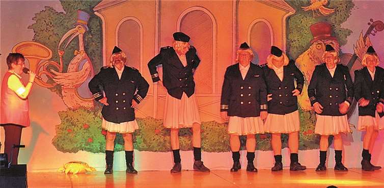 Das Männerballett Buraner brachte als Stewardessen den Saal zum Toben.