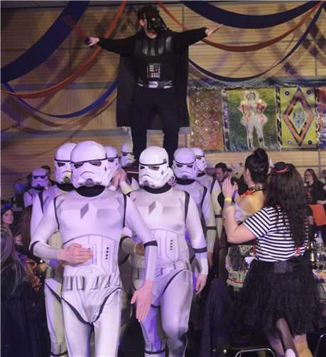 Das Männerballett „Crazy Dudes“ vom KKC Kamp-Bornhofen hatte sich dem Motto des Abends angepasst.