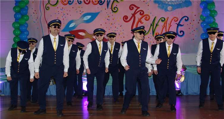 Das Männerballett „Heiße Socke“ als Piloten in Aktion.