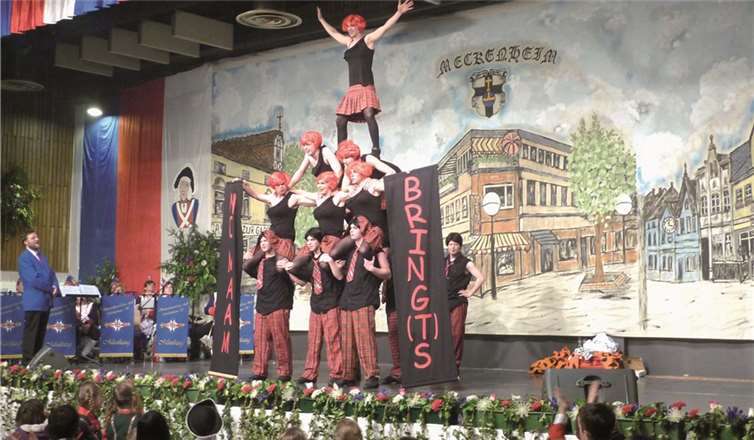 Das Männerballett No Maám mit ihrer großen Pyramide. privat