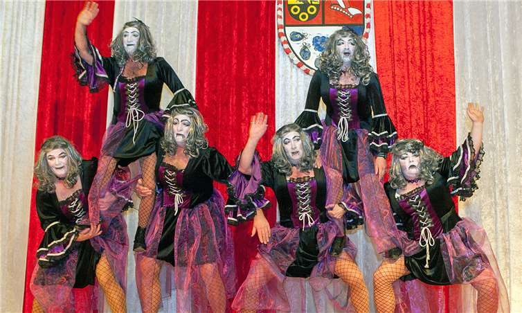 Das Männerballett „Ringener Perlen“ glänzte bei der Prunksitzung der Karnevalsgesellschaft „Ringener Wendböggele“ als gruselige Vampire.JOST