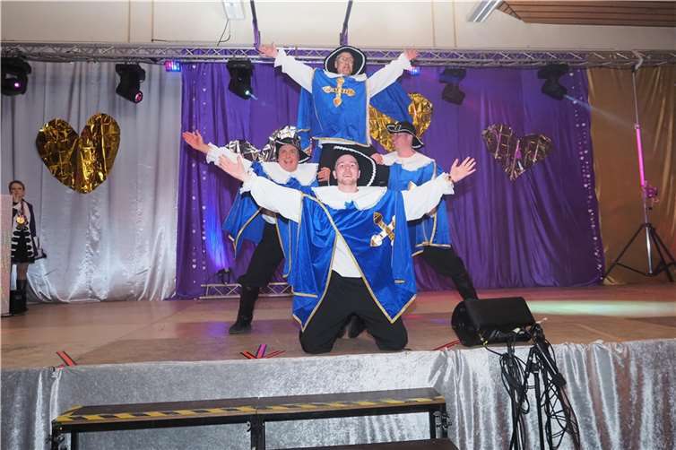 Das Männerballett Swinging Woodlegs als Musketiere.