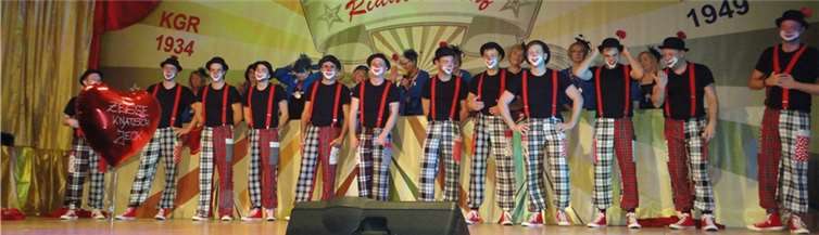 Das Männerballett „Vulkanelfen“ aus Niederzissen als tanzende Clowns.