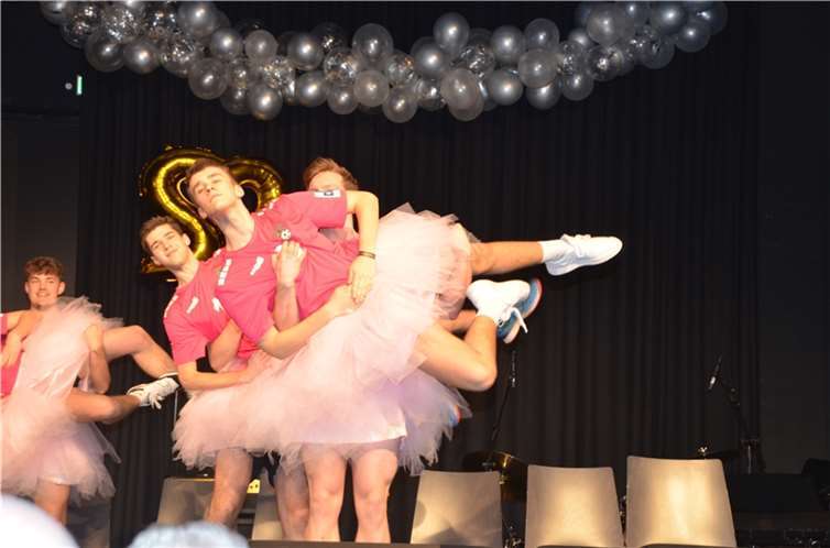 Das Männerballett auf der Bühne.