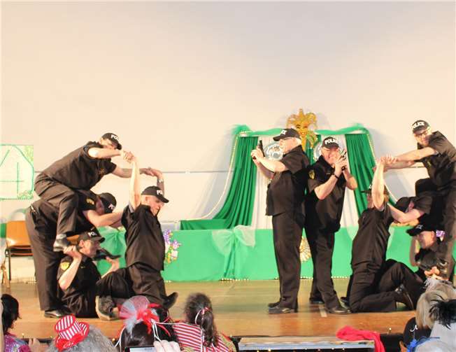 Das Männerballett aus Brohl/Rhein sorgte gleich zu Beginn des Programms für allerbeste Stimmung.