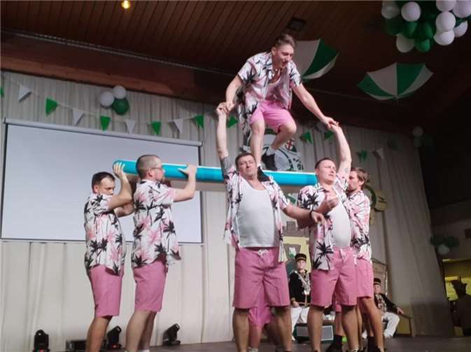 Über 100 Tänzerinnen und Tänzer begeistern Das Männerballett der „Bahnhofsnonnen“ konnte in ihrem vielseitigen tänzerischen Vortrag beweisen, dass sich zehn Monate hartes Training lohnen. Fotos: Ki und Ka Urmitz-Bahnhof