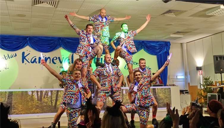 Das Männerballett der KG Kornblumenblau eroberten das Publikum wie im Flug.